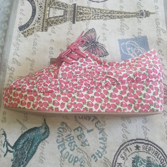 Strawberry pattern 🍓🍓 - Picture 3 of 5